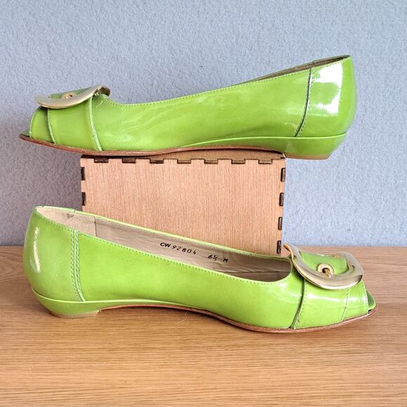 Stuart Weitzman Lime Green Patent Leather Peep Toe Flats 6.5 Gold Buckle Spain - Picture 5 of 12